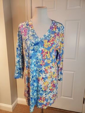LOGO By Lori Goldstein Rayon 230 Floral Print, V-Neck, 3/4 Sleeve Top.